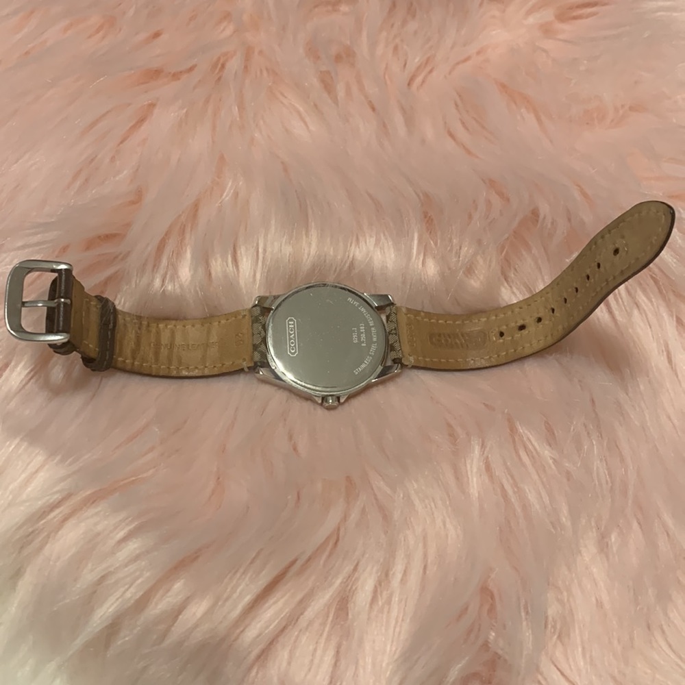 Coach watch w/classic signature fabric.This needs a battery!Amazing condition - Picture 4 of 5